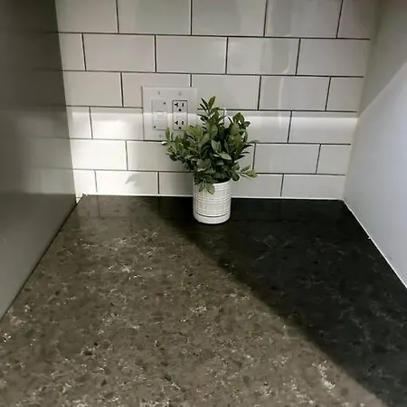 Sleek Modern & Fully Furnished Uptown Studio - Wilson 402 Apartment
