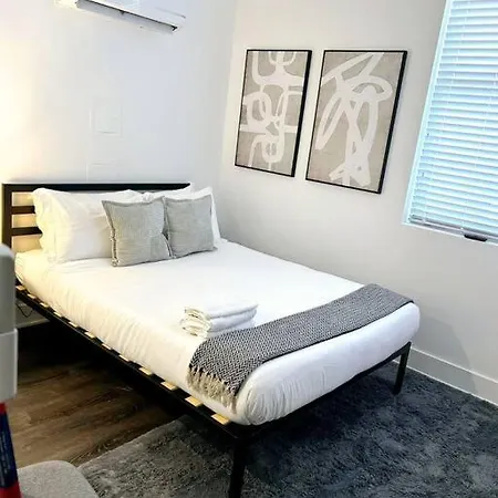 Apartment Sleek Modern & Fully Furnished Uptown Studio - Wilson 402 Chicago