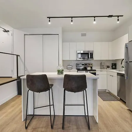 1br Spacious & Trendy Apt In - Chestnut 15b