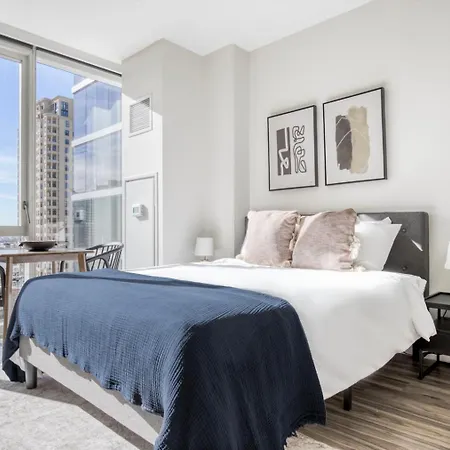 South Loop W Pool Gym Nr Grant Park Chi-856 * Chicago