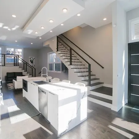 Magnificent New W/8 Beds & Free Parking Holiday home Chicago