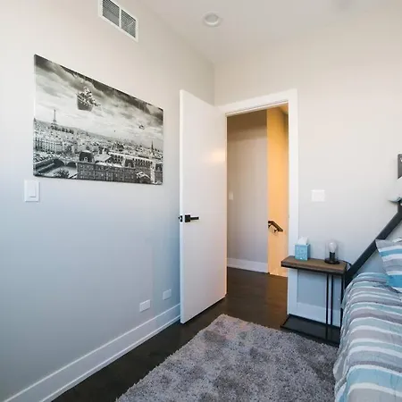 Magnificent New W/8 Beds & Free Parking Chicago