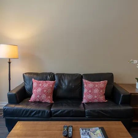 Roscoe Village Apartment *