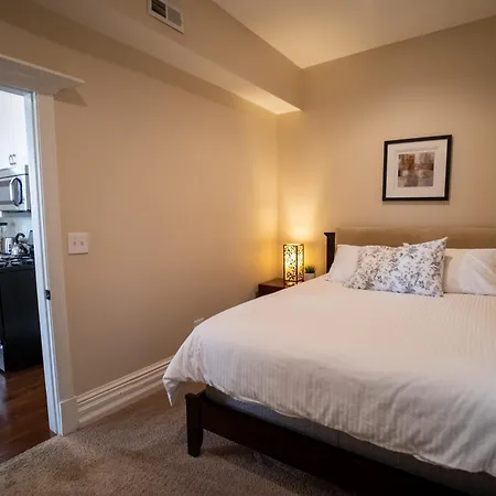 Roscoe Village Apartment *