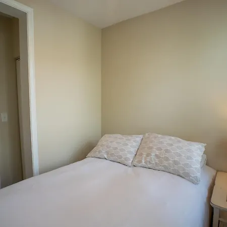 Roscoe Village Apartment *