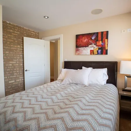 Roscoe Village Apartment *