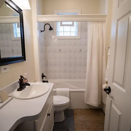 Roscoe Village Apartment