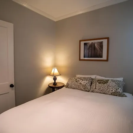 Roscoe Village Apartment *
