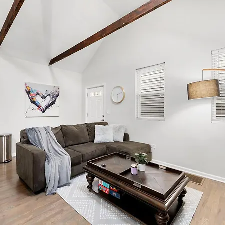 Treasure 4 Bed Getaway Holiday home Chicago