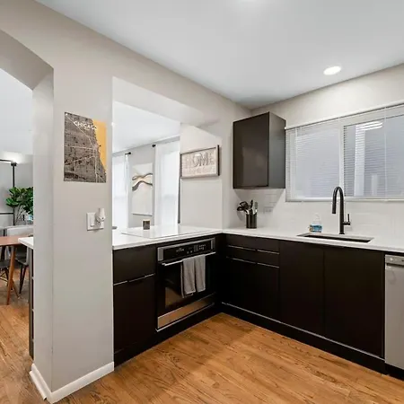 New 2br W 3 Beds And Highspeed Internet Chicago