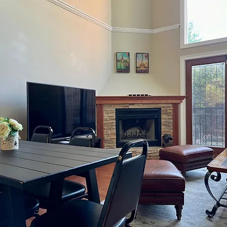 4 Bedroom In Location Parking Fireplace Back Yard Pets Welcome Holiday home