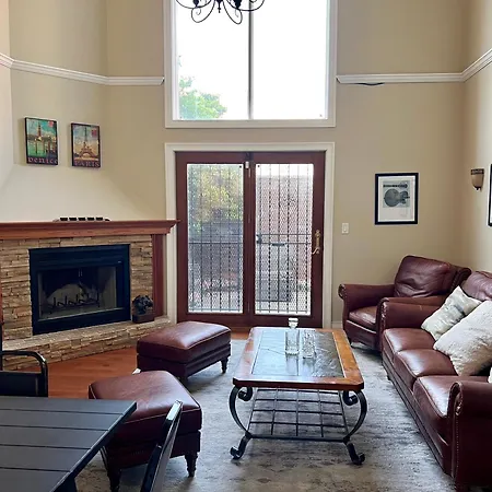 4 Bedroom In Location Parking Fireplace Back Yard Pets Welcome *
