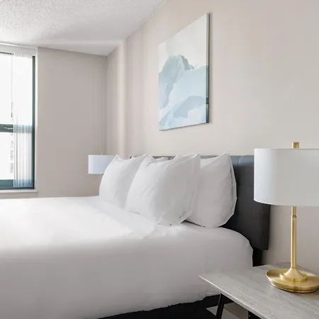 Kasa Magnificent Mile Aparthotel