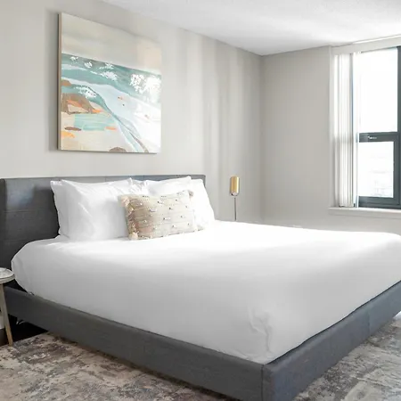 Kasa Magnificent Mile Aparthotel