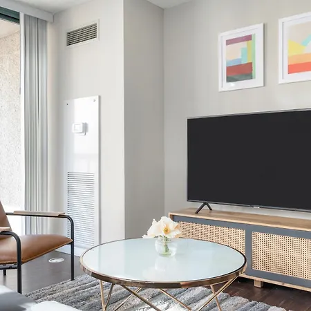Kasa Magnificent Mile Aparthotel 4*