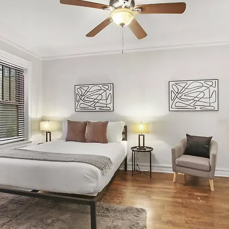 Comfortable Minimalist - Dorchester 203 * Chicago
