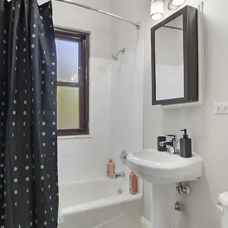 Charm 1-bedroom Oasis - Woodlawn 1e Apartment
