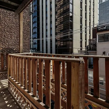 Historic And Unique Brownstone In Gold Coast - Downtown - 3
