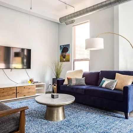Beautifully Remodeled Second Floor Flat In River North With Private Rooftop - 2s Apartment *