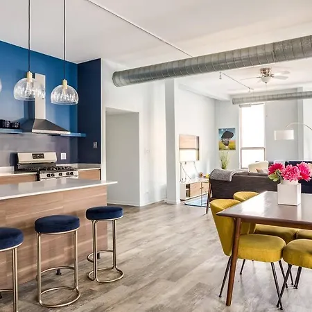 Beautifully Remodeled Second Floor Flat In River North With Private Rooftop - 2s Apartment *