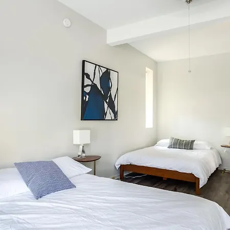 Beautifully Remodeled Second Floor Flat In River North With Private Rooftop - 2s Apartment *
