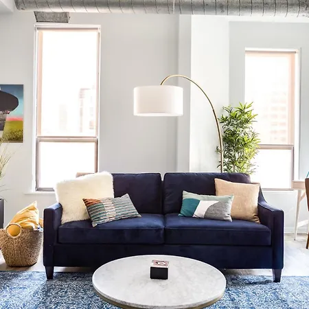 Beautifully Remodeled Second Floor Flat In River North With Private Rooftop - 2s Apartment