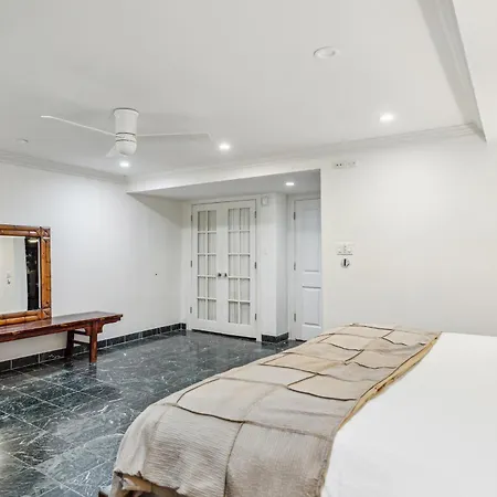 Gold Coast Next To Oak Street Apartment Chicago