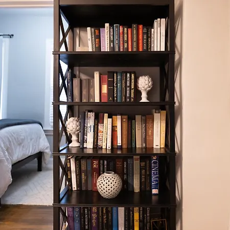 Red Robin - Wicker Park Apartment *