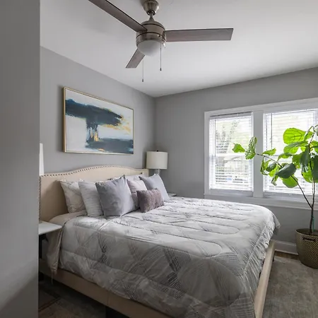 Red Robin - Wicker Park Apartment *