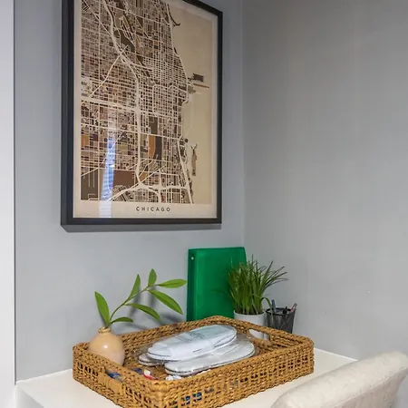 Red Robin - Wicker Park Apartment *