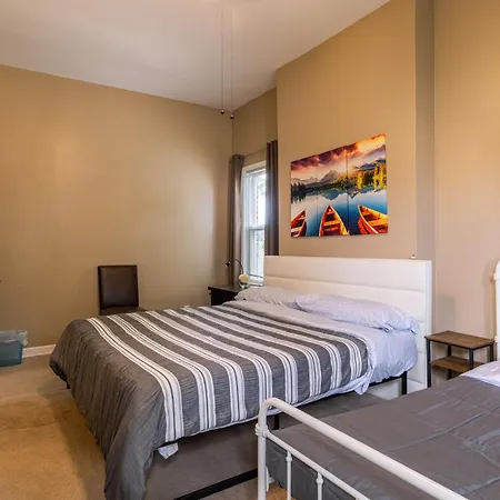 Holiday home Spacious Row Next Transit Near Downtown W Parking