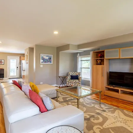 Spacious Row Next Transit Near Downtown W Parking Holiday home
