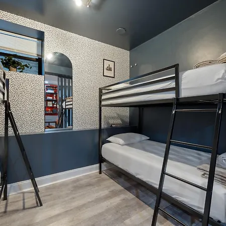 Wrigleyville Apartment Chicago