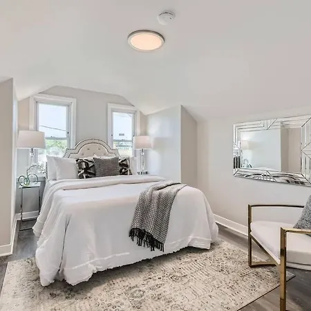 Urban House 4 Bedroom Multiple Baths Hotel Chicago