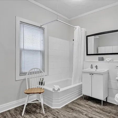 Pet Friendly! Charming And Perfectly Located - This 1-bedroom Beauty Is Perfect For You And Your Pooch! Apartment Chicago
