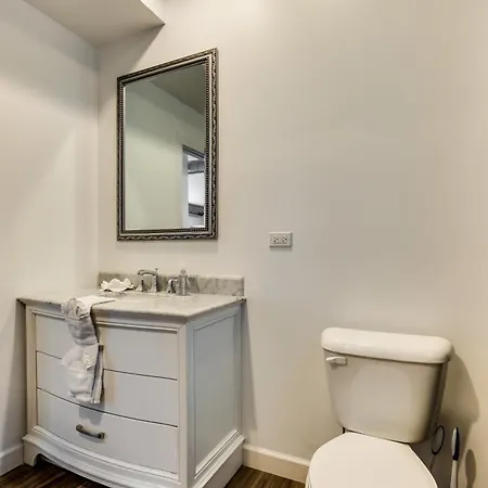 Pet Friendly And For 7! Large Common Areas To Converse And Connect Apts * Chicago