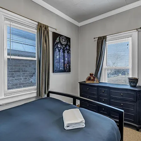Apartment Pet Friendly! Charming And Perfectly Located - This 1-bedroom Beauty Is Perfect For You And Your Pooch! Chicago