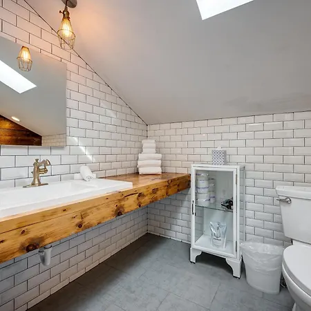 Floor In The Heart Of West Town! Perfect For Any Group And Pet Friendly! Apts Apartment Chicago