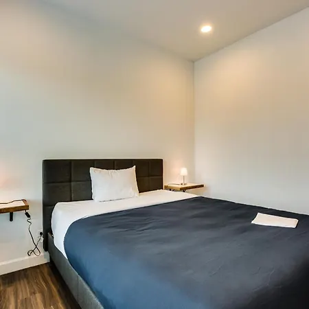 Pet Friendly And For 7! Large Common Areas To Converse And Connect Apts Chicago