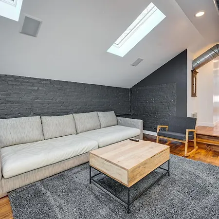 Apartment Floor In The Heart Of West Town! Perfect For Any Group And Pet Friendly! Apts Chicago