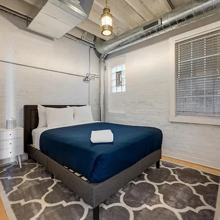 Apartment Floor In The Heart Of West Town! Perfect For Any Group And Pet Friendly! Apts Chicago
