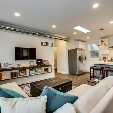 Pet Friendly And For 7! Large Common Areas To Converse And Connect Apts * Chicago