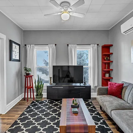 Pet Friendly! Charming And Perfectly Located - This 1-bedroom Beauty Is Perfect For You And Your Pooch! Apartment Chicago
