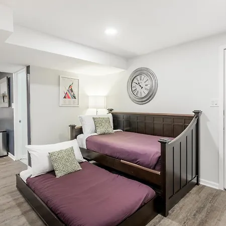 Adults Only - Walk To The United Center! Modern Touches Surround - Check Out The Open Staircase! Apts *