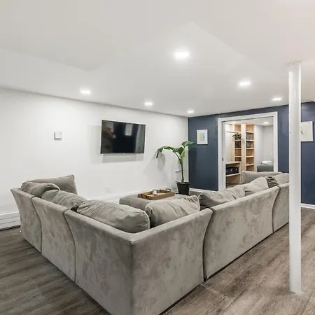 Adults Only - Walk To The United Center! Modern Touches Surround - Check Out The Open Staircase! Apts Apartment Chicago