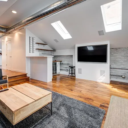Floor In The Heart Of West Town! Perfect For Any Group And Pet Friendly! Apts