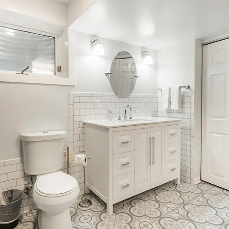 Apartment Adults Only - Walk To The United Center! Modern Touches Surround - Check Out The Open Staircase! Apts