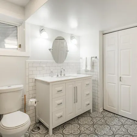 Apartment Adults Only - Walk To The United Center! Modern Touches Surround - Check Out The Open Staircase! Apts *