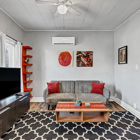 Pet Friendly! Charming And Perfectly Located - This 1-bedroom Beauty Is Perfect For You And Your Pooch! Apartment Chicago