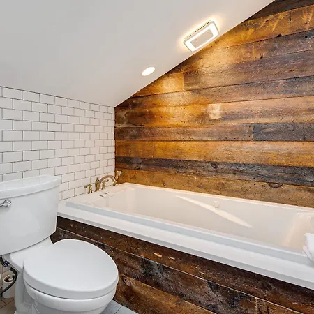 Floor In The Heart Of West Town! Perfect For Any Group And Pet Friendly! Apts Apartment *